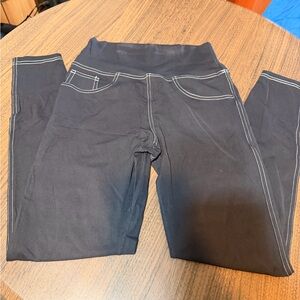 High-Waist Black Leggings with Contrast White Stitching